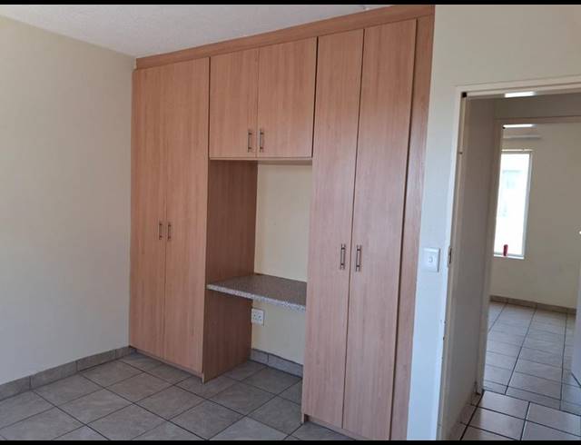 2 BEDROOM APARTMENT FOR SALE IN VANDERBIJLPARK SE 4